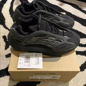 ADIDAS Yeezy 700 V3 Alva KIDS Size 2 New In Box Black Glow In The Dark H67800